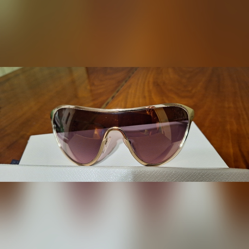 Prada Woman Sunglasses Spr 72v Gold Frame pink Lenses